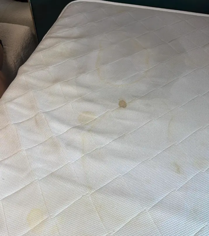 Antes: Colchón blanco con cercos y manchas amarillentas